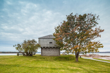 Obraz premium Canada, New Brunswick, Bay of Fundy, St. Andrews By-The-Sea. Exterior of St. Andrews Blockhouse, military fort from the War of 1812.