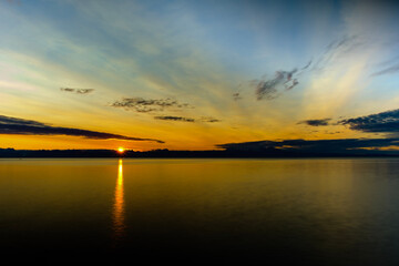 Obraz premium sunset over the lake