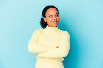 Obraz premium Young african american mixed race woman isolated smiling confident with crossed arms.