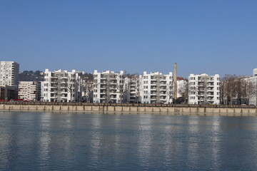 Fototapeta premium Immeubles sur le quai Perrache à Lyon le long du fleuve Rhône en hiver, ville de Lyon, département du Rhône, France