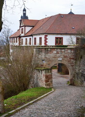 Fototapeta na wymiar Mauer mit Torbogen zu Schloss Wilhelmsburg
