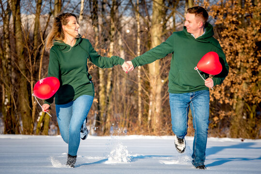 Walentynki, sesja narzeczeńska i walentynkowa w zimie na śniegu z czerwonymi serduszkami