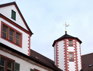 Obraz premium Türmchen und Giebel im Innenhof von Schloss Wilhelmsburg
