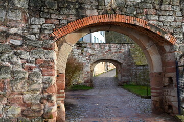 Torbögen und Mauern zu Schloss Wilhelmsburg