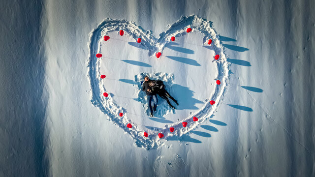 Walentynki, sesja narzeczeńska i walentynkowa w zimie na śniegu z czerwonymi serduszkami