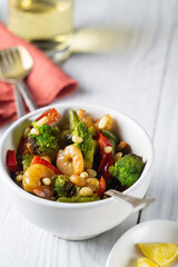 Warm salad of shrimp, broccoli and paprika