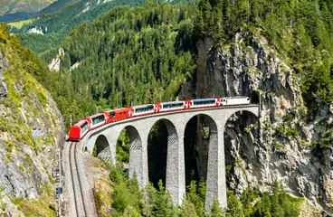 Foto op Plexiglas Landwasserviaduct Passagierstrein die het Landwasser-viaduct in de Zwitserse Alpen kruist