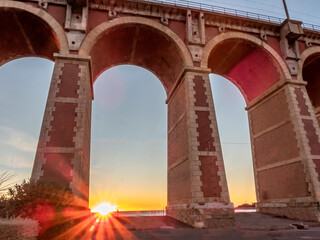 Lever de soleil sous les arches du viaduc d'Anthéor à Saint Raphaël sur la Côte d'Azur