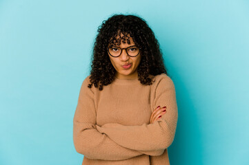 Young african american afro woman isolated frowning face in displeasure, keeps arms folded.