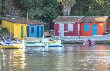 Fototapeta na wymiar Maisons et bateaux de pêcheurs traditionnels très colorés dans le port d'Agay sur la Côte d'Azur