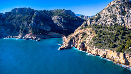 Foto aérea de Benitatxell (Alicante) y sus acantilados mediterráneos. - obrazy, fototapety, plakaty