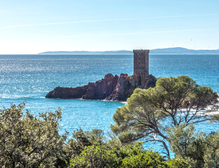 Fototapeta na wymiar L'île d'Or et son château dans les premières lueurs du jour à Saint Raphaël sur la Côte d'Azur