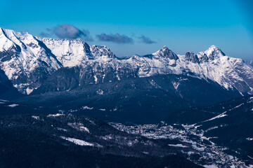 Fototapeta na wymiar Blick auf Seefeld mit Wetterstein Gebirge