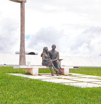 Memorial JK. Bras&iacute;lia, Distrito Federal - Brasil. Est&aacute;tuas do ex-presidente Juscelino Kubistchek e Sara Kubistchek sentados em um banco. Escultura de Roberto S&aacute;. Memorial JK, obra de Oscar Niemeyer.