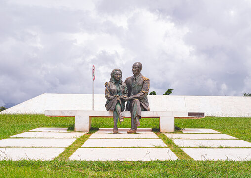 Memorial JK. Bras&iacute;lia, Distrito Federal - Brasil. Est&aacute;tuas do ex-presidente Juscelino Kubistchek e Sara Kubistchek sentados em um banco.