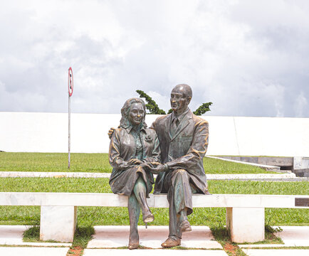 Memorial JK. Bras&iacute;lia, Distrito Federal - Brasil. Est&aacute;tuas do ex-presidente Juscelino Kubistchek e Sara Kubistchek sentados em um banco. Escultura de Roberto S&aacute;. Memorial JK, obra de Oscar Niemeyer.