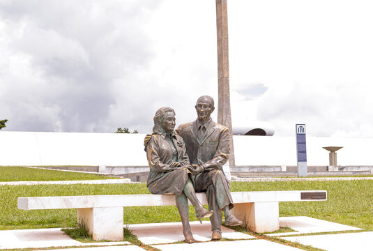 Memorial JK. Bras&iacute;lia, Distrito Federal - Brasil. Est&aacute;tuas do ex-presidente Juscelino Kubistchek e Sara Kubistchek sentados em um banco. Escultura de Roberto S&aacute;. Memorial JK, obra de Oscar Niemeyer.