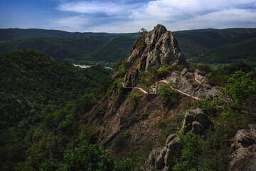 Fototapeta na wymiar View of the Vogelbergsteig trail above the Danube river with views of the surrounding historic landscape of Dürnstein.