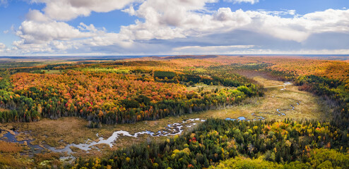 Obraz premium Beautiful autumn scenery in the Michigan UP