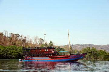 Fototapeta na wymiar Tauchschiff in traditionellem Baustil für mehrtägige Tauchsafari