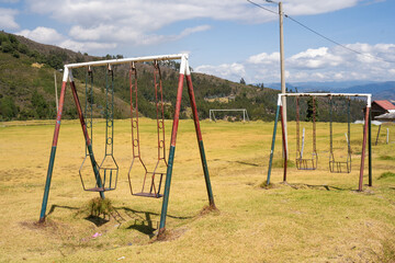 Balançoires au bord du terrain foot de Monguí, Boyacá, Colombie