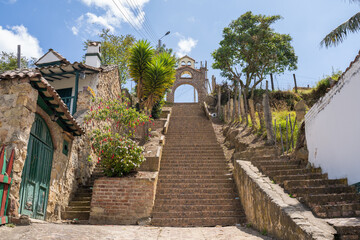 Fototapeta na wymiar les jolis escaliers de la Calle 8 de Monguí, Boyacá, Colombie