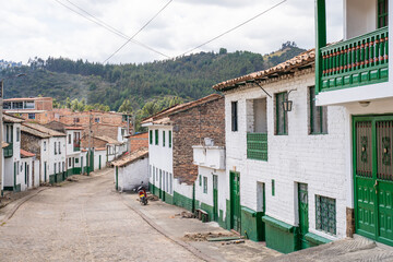Fototapeta na wymiar Une Rue Typique du village de Monguí, Boyacá, Colombie 