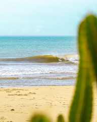 ONDA QUEBRANDO NA PRAIA D'ULÉ, GUARAPARI, ES, BRASIL.