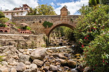 El Puente de Calicanto en contre-plongée ( le pont de Calicanto ), Monguí, Colombie
