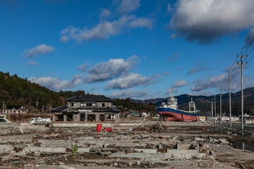 Fototapeta na wymiar 東日本大震災によって被害を受けた船の写真　2011年12月10日撮影 宮城県気仙沼市