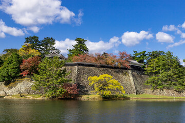 Fototapeta na wymiar 国宝松江城の堀と中櫓（御具足櫓）と南櫓