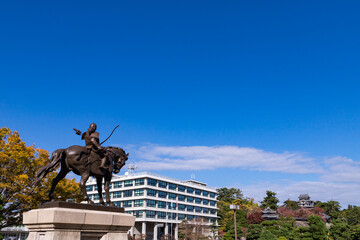 Naklejka premium 松平直政公騎馬像と松江城 島根県松江市