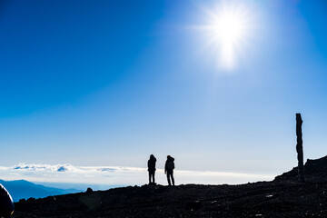 富士山。登山。絶景の写真と撮る人物のシルエット。