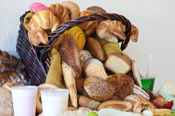 canasta llena de pan tradicional mexicano