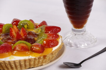 Strawberry and kiwi cheesecake with drink