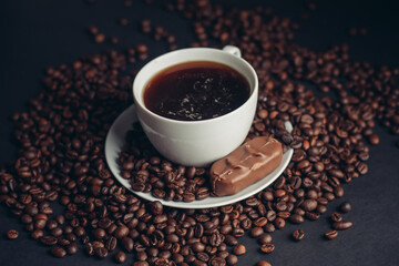 Naklejka premium a cup of coffee and a chocolate bar on a saucer arabica beans variety drink