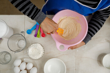 Batiendo mezcla de ingredientes para hornear un panque de plátano. Concepto de repostería en casa