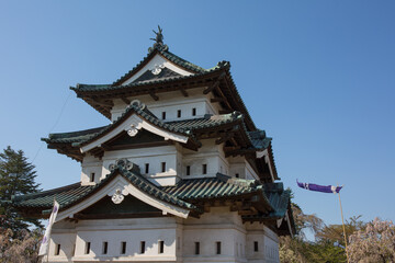 天守が青空に映える　弘前城