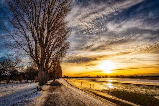 Winter Landschaft mit Schnee Eis und Menschen und Wolkenformation am Rheinufer bei D&uuml;sseldorf