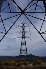 Poteau structure métal électrique pour ligne THT ou haute tension pour l'énergie en volt ou...