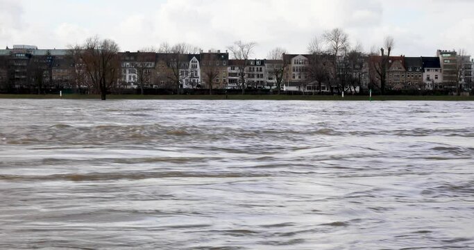 Strong current through the floods of the Rhine, shipping is only permitted to a limited extent