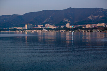 Naklejka premium City by the sea on the background of mountains