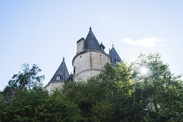Obraz premium sunny castle in durbuy belgium
