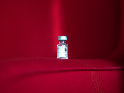 Vaccine Impfstoff Ampulle auf rotem Hintergrund