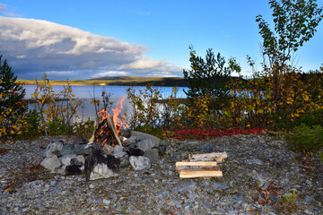 Lagerfeuer in Schweden an einem Fluß in Jämtland	