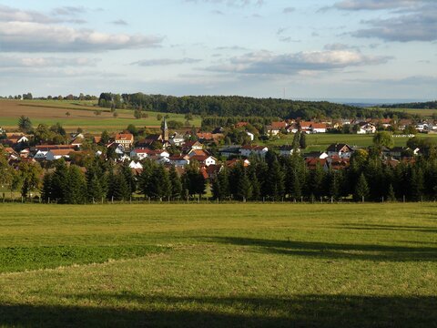 Blick auf Waldbrunn im Odenwald mit H&auml;usern und Landschaften