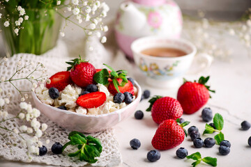 Pasta with cottage cheeese and berries