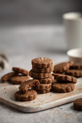 Pile de petits sablés biscuits au cacao faits maison