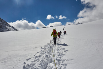Fototapeta na wymiar mountaineering group in the austrian alps in Kaunertal glacier 2
