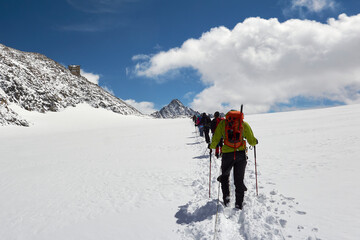 Fototapeta na wymiar mountaineering group in the austrian alps in Kaunertal glacier